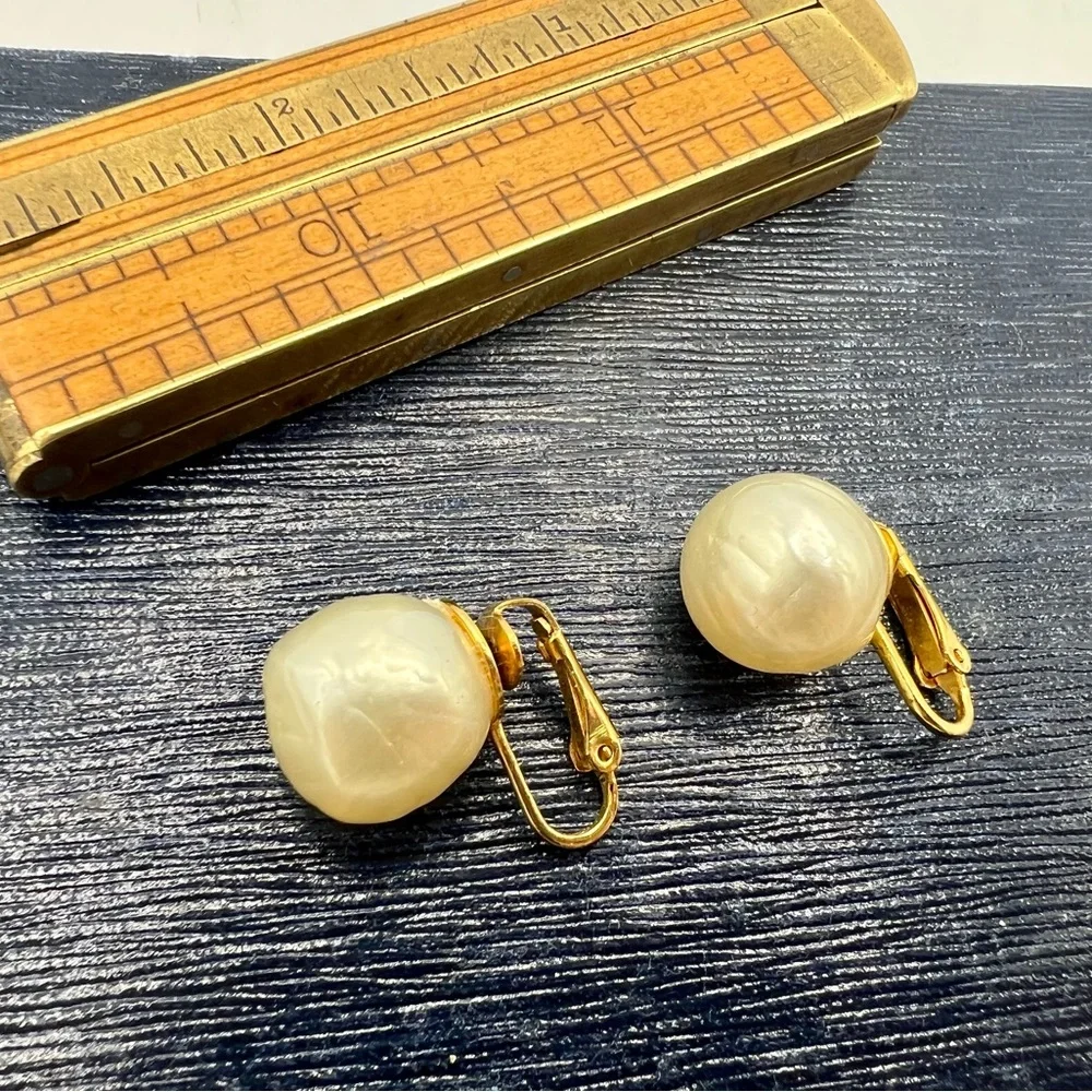 Vintage KENNETH LANE clip on gold & pearl classic style earrings - Picture 6 of 6
